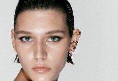 香奈儿风格语汇：该如何佩戴香奈儿高级珠宝的耳环？